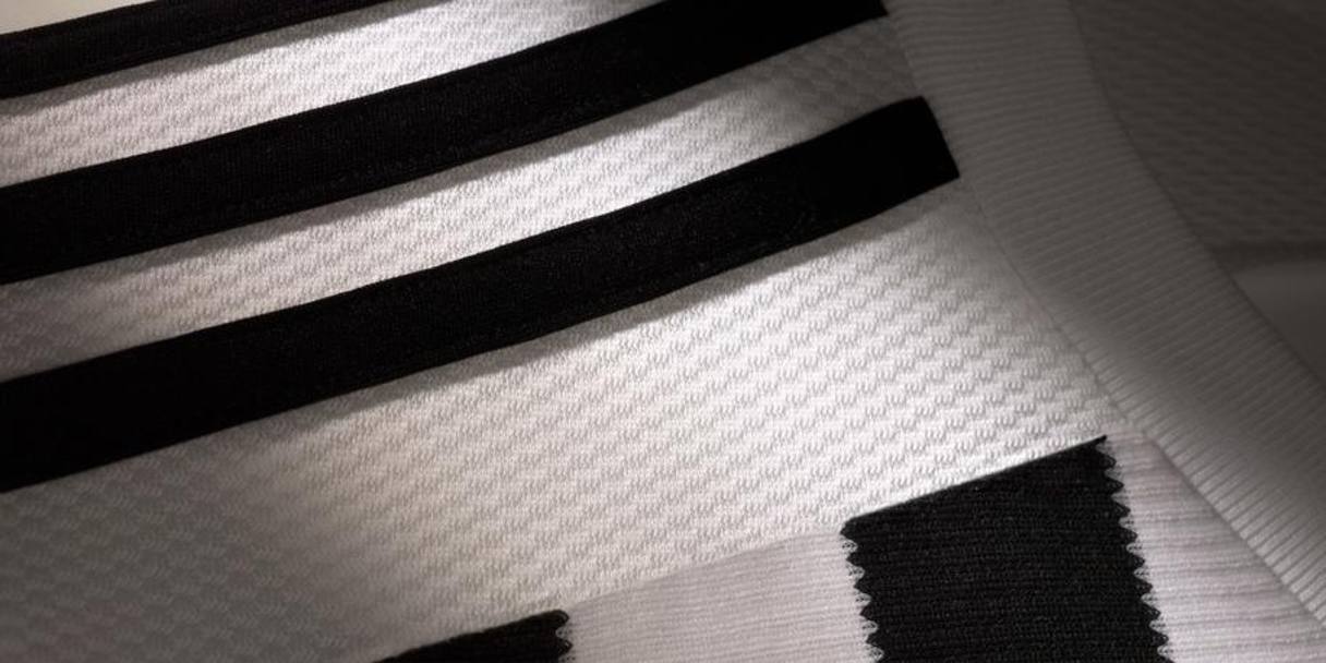 Le tre strisce adidas nere sono posizionate su inserti bianchi sulle spalle per rimarcare il legame con il brand (Adidas)